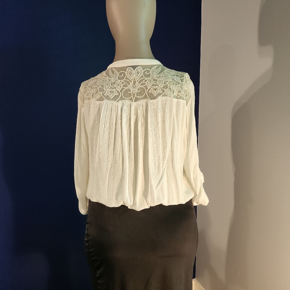 Embroidered Lace Button Front blouse. - Picture 8 of 8